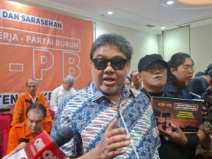 Menekan PHK: Dialog Pemerintah, Pengusaha, dan Buruh